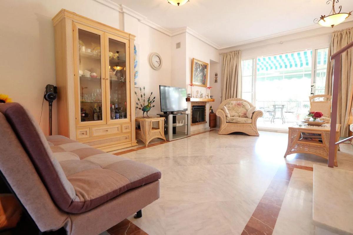 Venta de chalet adosado en  Urbanización Jardines del Puerto , Marbella photo 3