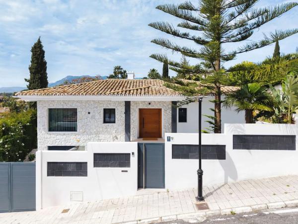 Chalet wolnostojący na sprzedaż w Barrio Elviria, Marbella thumbnail 1