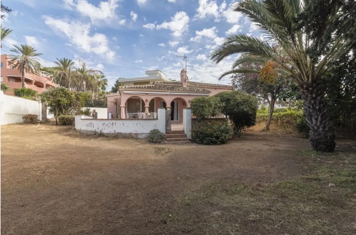 Sale of independent chalet in Barrio Real de Zaragoza, Marbella
photo 1