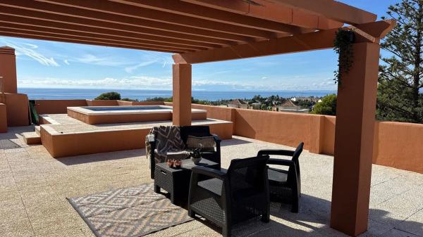 Duplex for sale on Avenida de los Alisos, Marbella photo 1