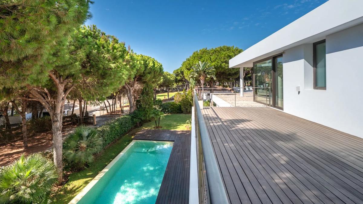 Sale of independent chalet in AV ACEBOS (LOS) (ARTOLA ALT), Marbella
photo 4
