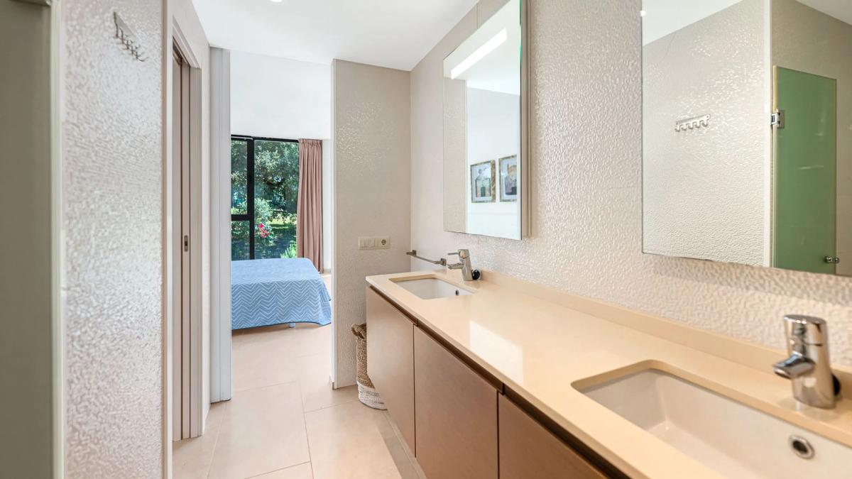 Sale of independent chalet in AV ACEBOS (LOS) (ARTOLA ALT), Marbella
photo 5