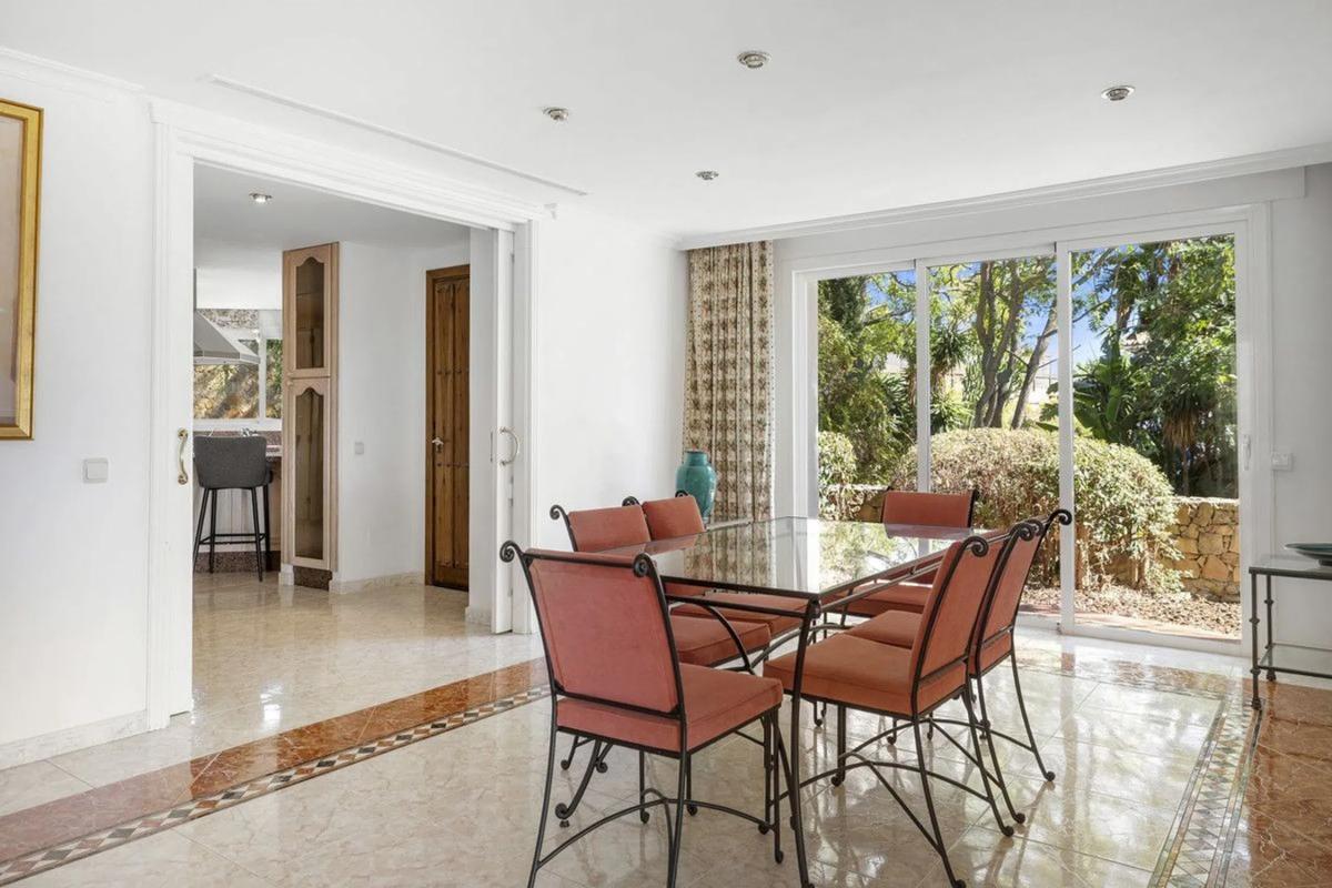 Sale of independent chalet in AV 13-UR HACIENDA LAS CHAPAS, Marbella
photo 1