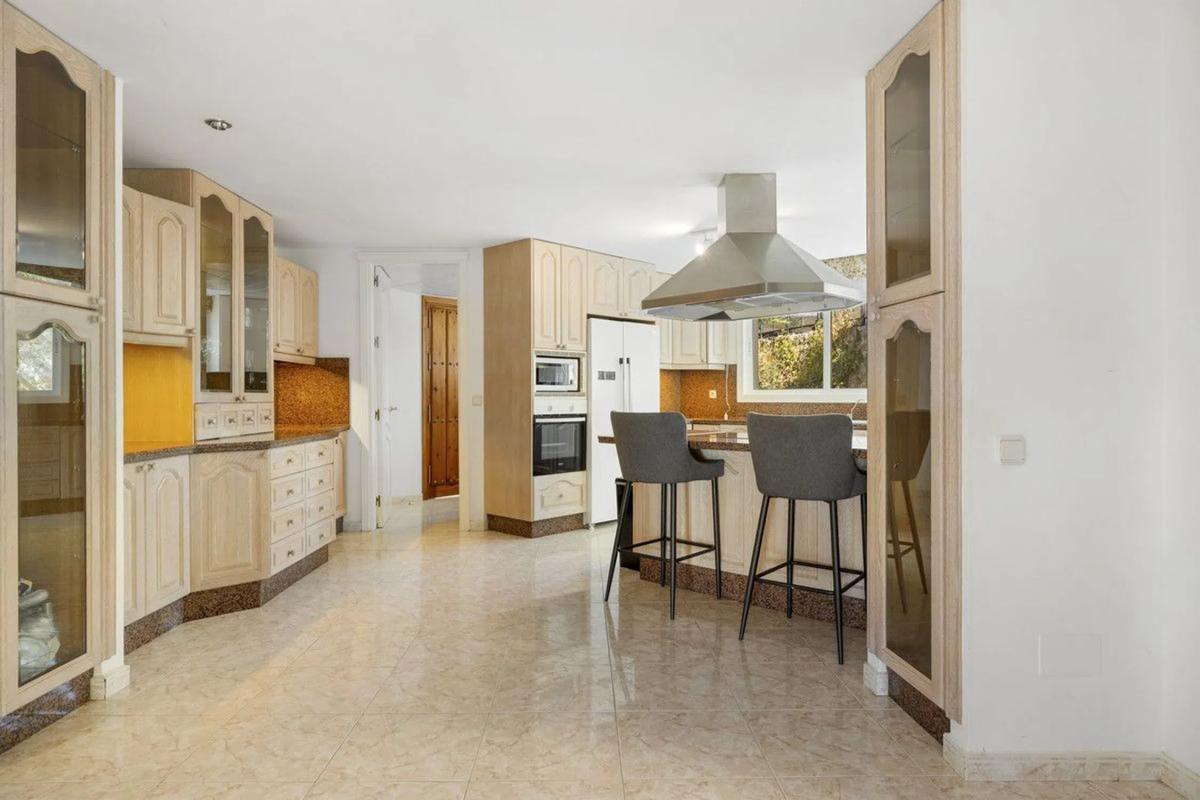 Sale of independent chalet in AV 13-UR HACIENDA LAS CHAPAS, Marbella
photo 2