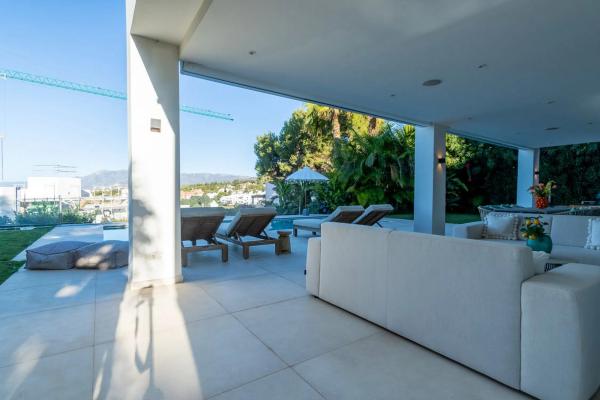 Chalet wolnostojący na sprzedaż w Avenida de los Alisos, 65, Marbella photo 1