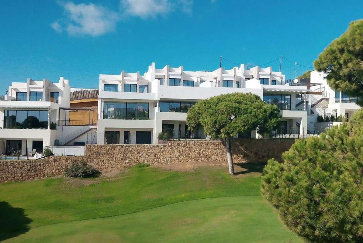 Venta de chalet adosado en Barrio Cabopino-Artola , Marbella photo 3