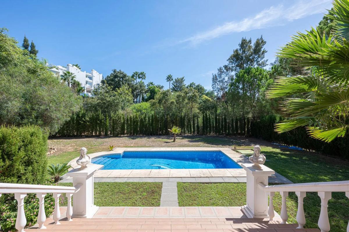 Sale of independent chalet in AV 5-UR HACIENDA LAS CHAPAS, Marbella
photo 1