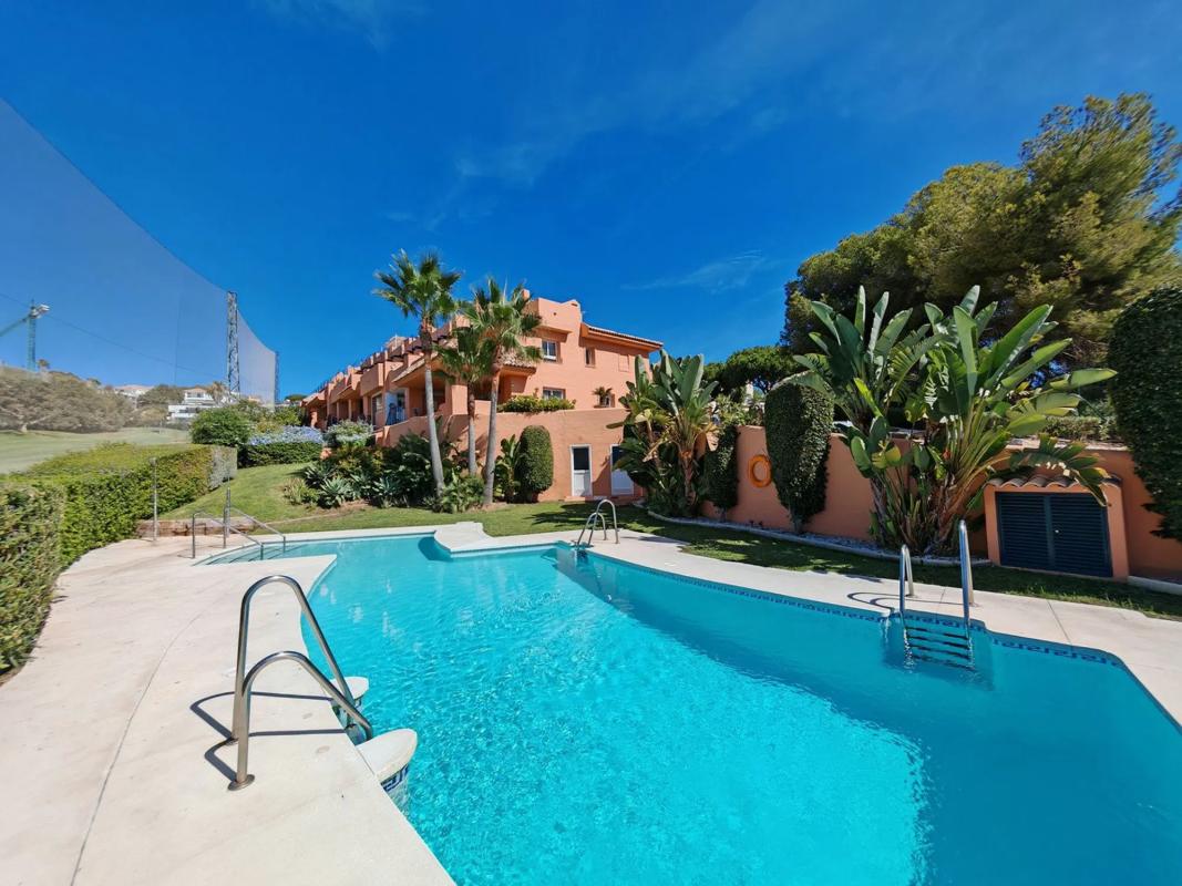 Venta de chalet adosado en Barrio Cabopino-Artola , Marbella photo 2
