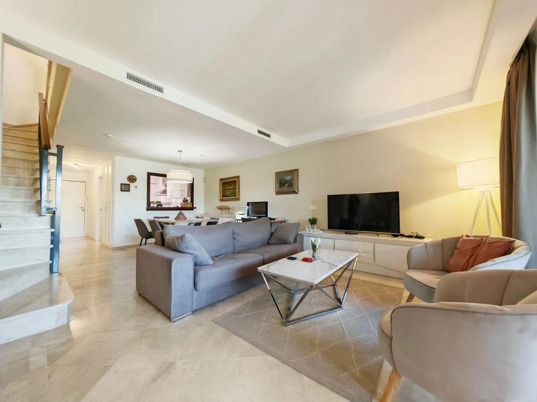 Venta de chalet adosado en Barrio Cabopino-Artola , Marbella photo 4