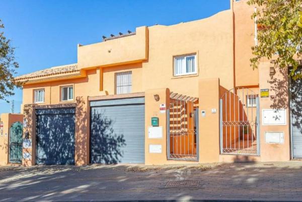 Chalet adosado en venta en Avenida de los Alisos, 4 , Marbella photo 1