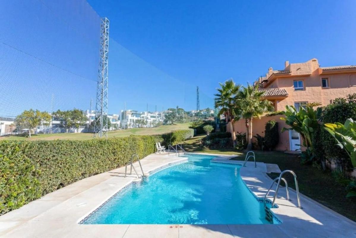Venta de chalet adosado en  Avenida de los Alisos, 4 , Marbella photo 3
