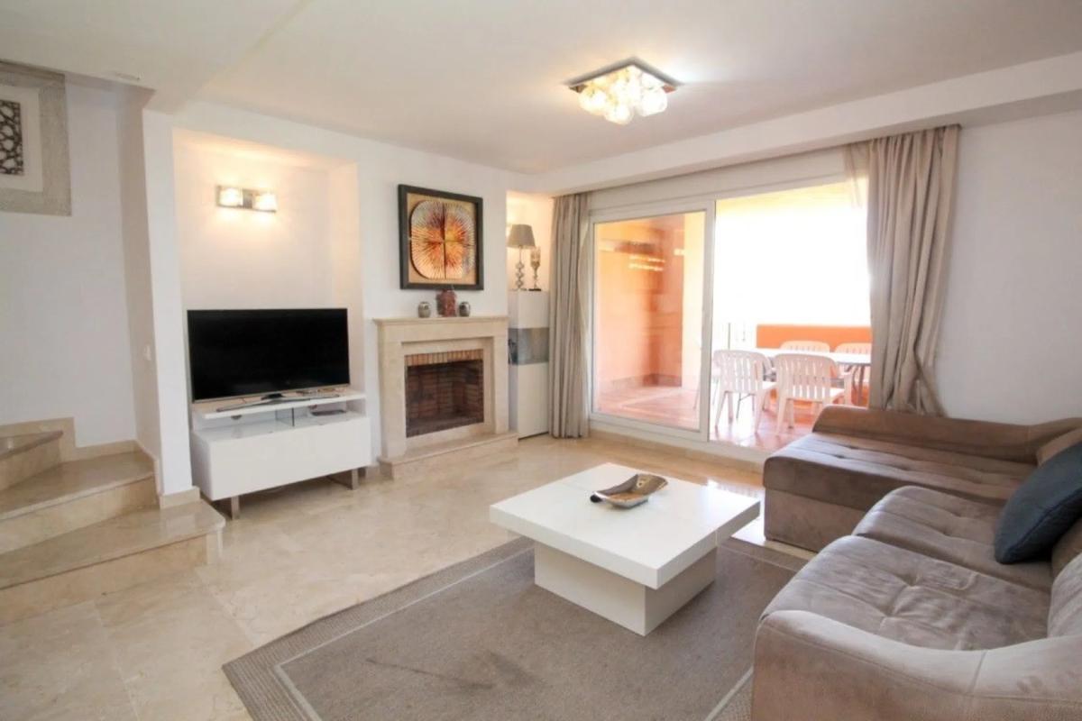 Venta de chalet adosado en  Avenida de los Alisos, 4 , Marbella photo 4