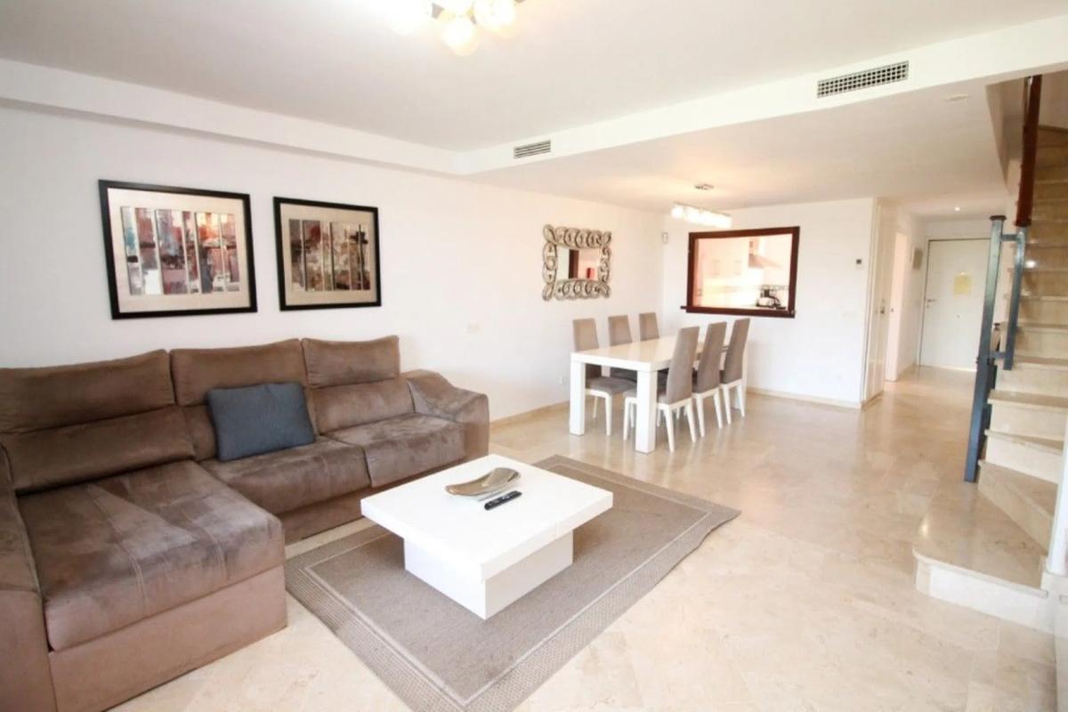 Venta de chalet adosado en  Avenida de los Alisos, 4 , Marbella photo 5
