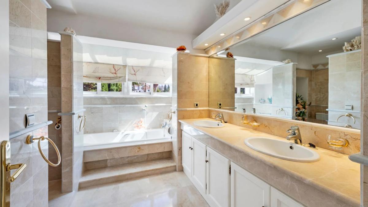 Sale of independent chalet in AV 4-UR HACIENDA LAS CHAPAS, Marbella
photo 2