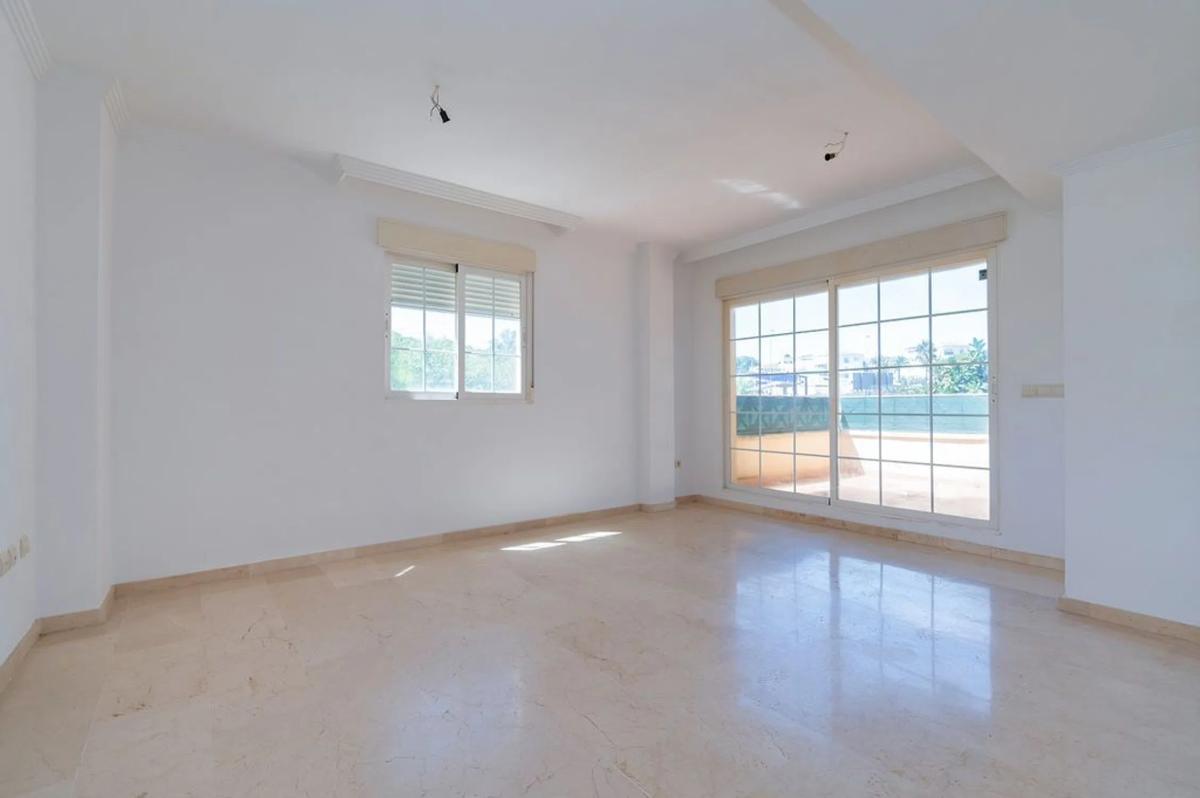 Venta de piso en Carril del Relojero, Marbella
photo 3