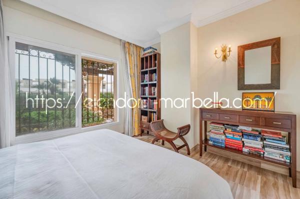 Piso en venta en Avenida de España, Marbella
thumbnail 1