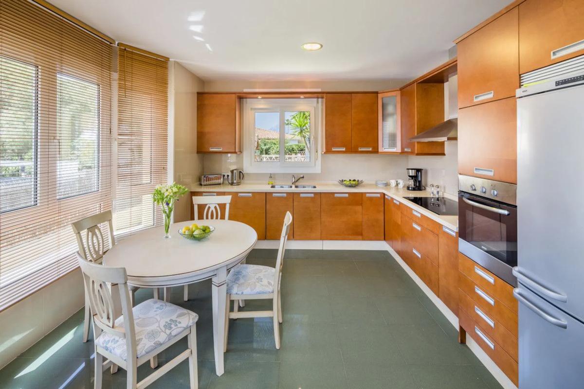 Продажа отдельного шале в Barrio Elviria, Марбелла photo 1