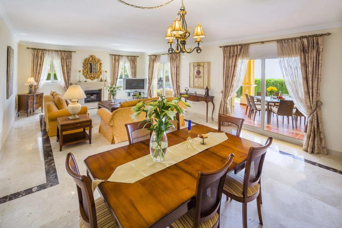 Продажа отдельного шале в Barrio Elviria, Марбелла photo 5