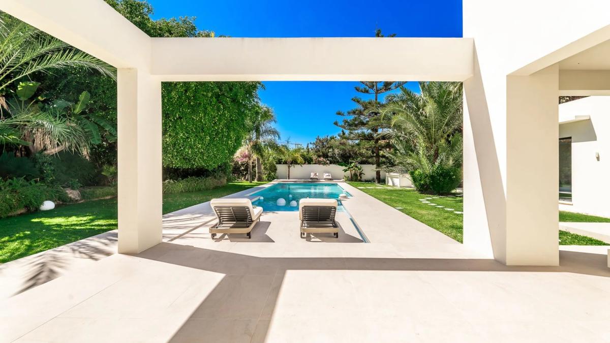 Sale of independent chalet in Calle de los Alcotanes, Marbella
 photo 3