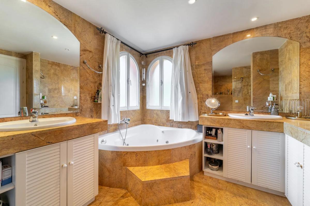 Продажа отдельного шале в Barrio Elviria, Марбелла photo 3