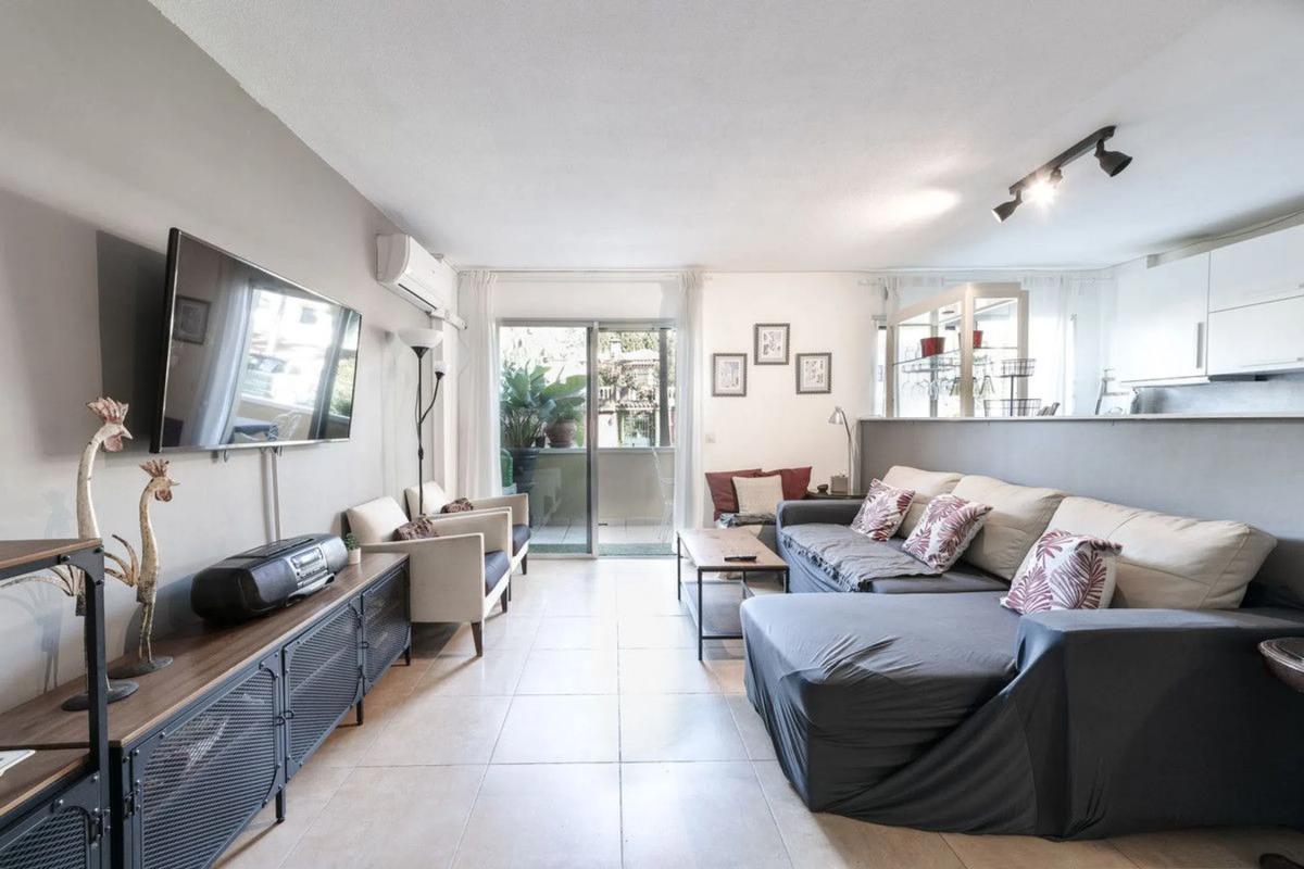 Sale of apartment in Calle de Las Golondrinas, 28, Marbella
 photo 3