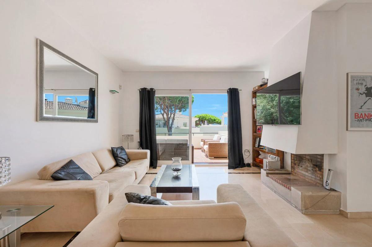 Sale of apartment in Calle Enebro, Marbella
photo 4
