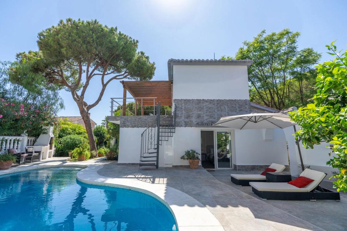 Venta de chalet independiente en Urbanización Pinos Verdes, Marbella
photo 1