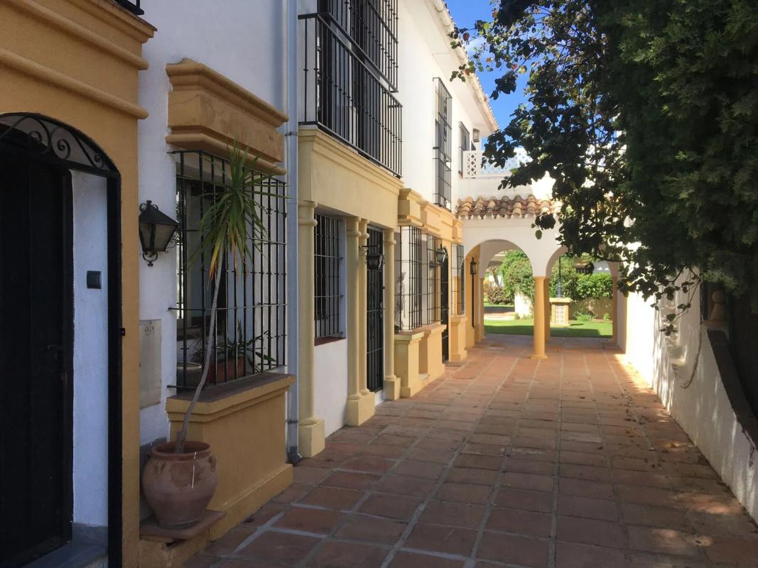 Venta de chalet adosado en Calle Joaquín Rodrigo, 27 , Marbella photo 1