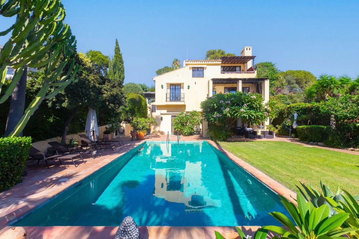 Sale of independent chalet in Barrio Santa María, Marbella
photo 1