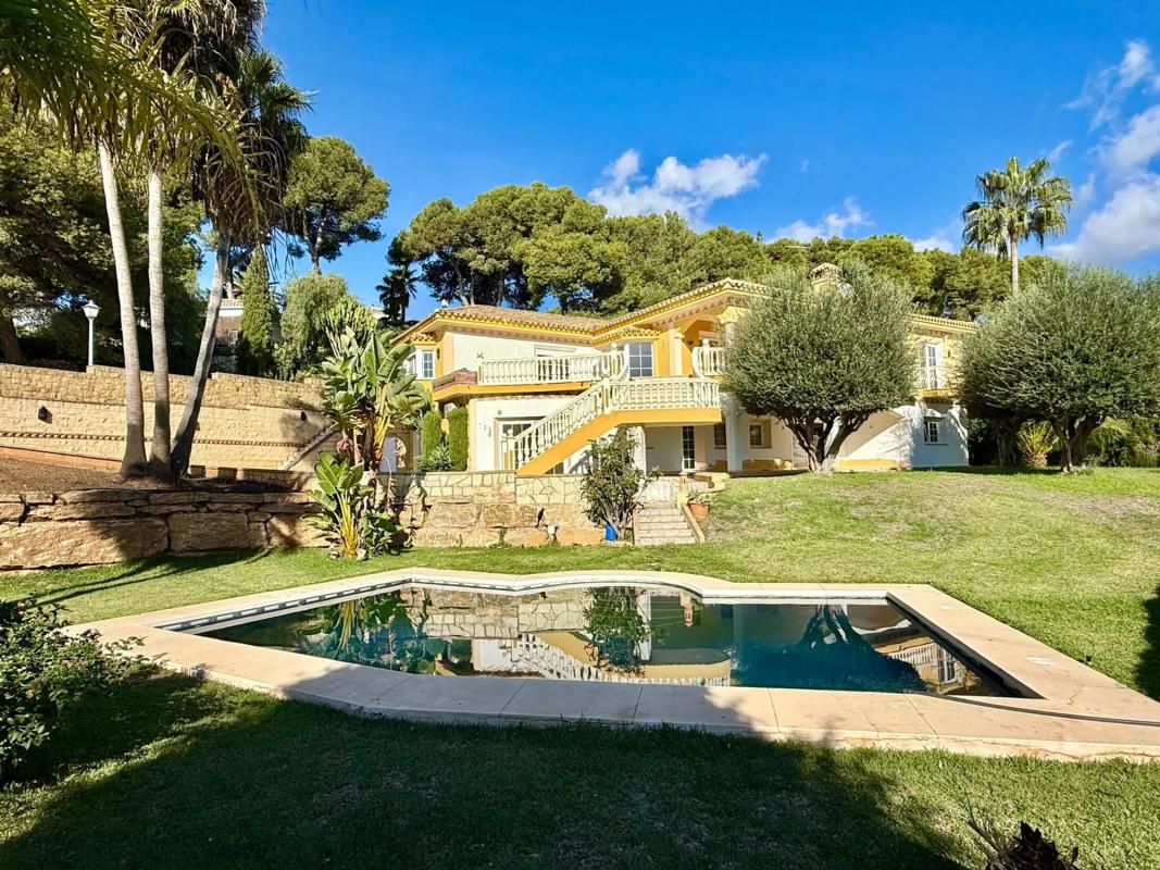 Sale of independent chalet in Barrio Hacienda Las Chapas, Marbella
photo 1