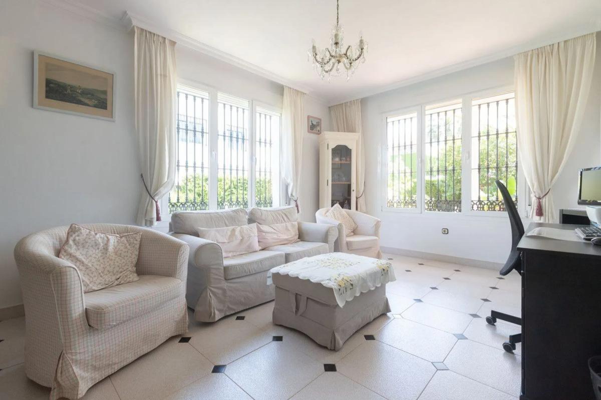 Sale of independent chalet in Barrio Elviria, Marbella
photo 2