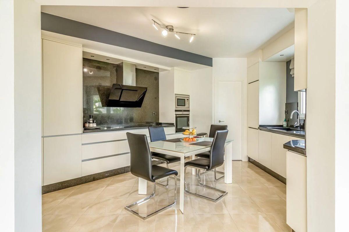 Sale of independent chalet in CL AVILES-UR MARBESA, Marbella
photo 1