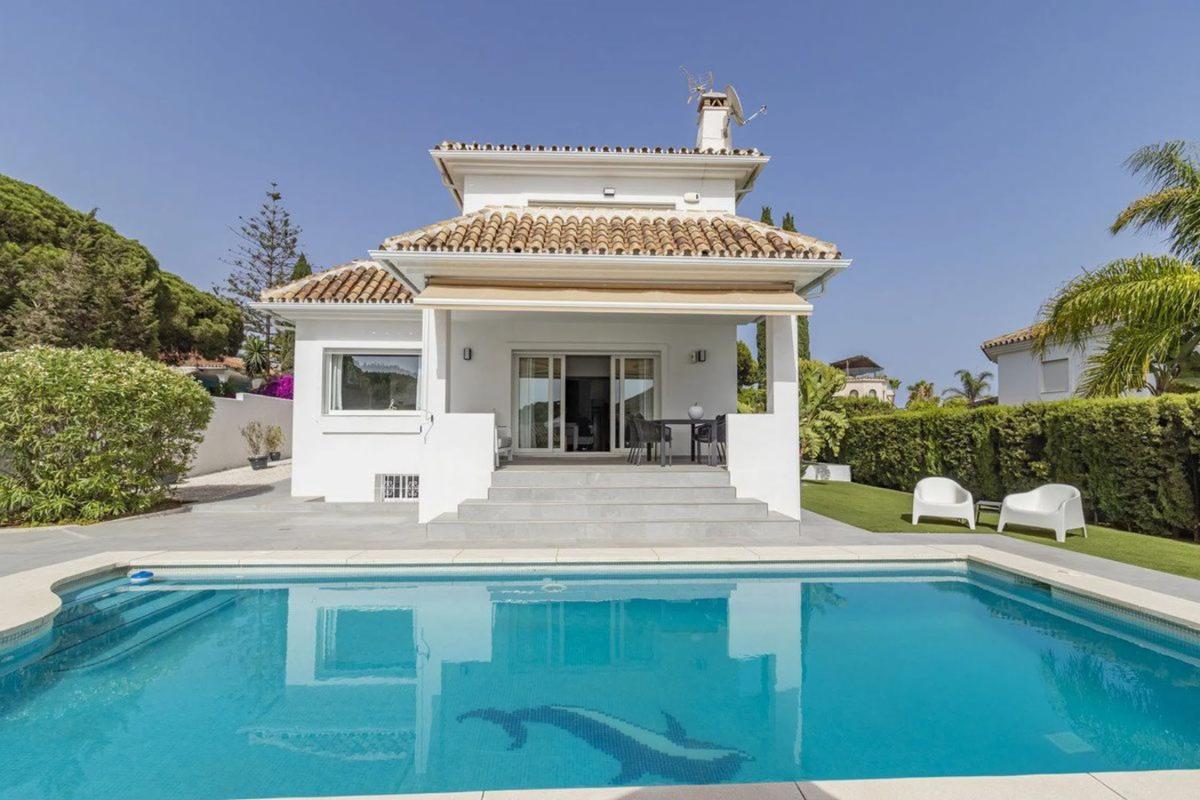 Sale of independent chalet in CL AVILES-UR MARBESA, Marbella
photo 2