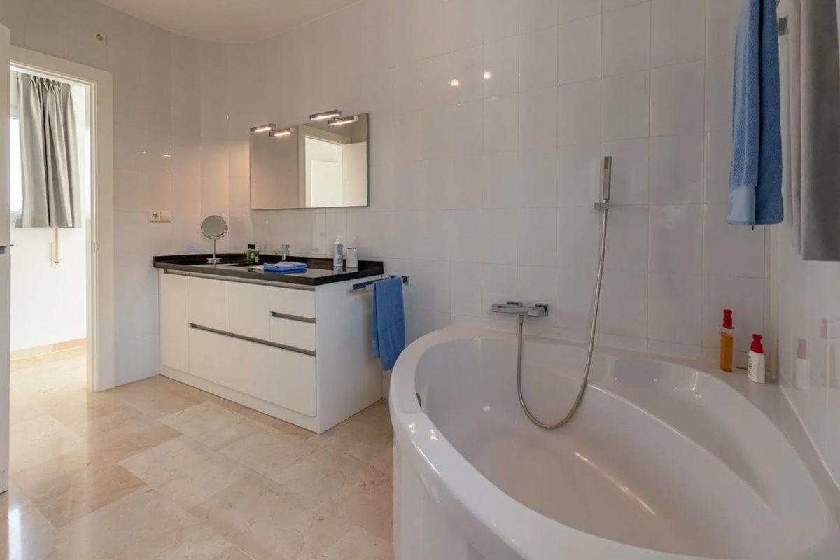 Sale of independent chalet in CL AVILES-UR MARBESA, Marbella
photo 3