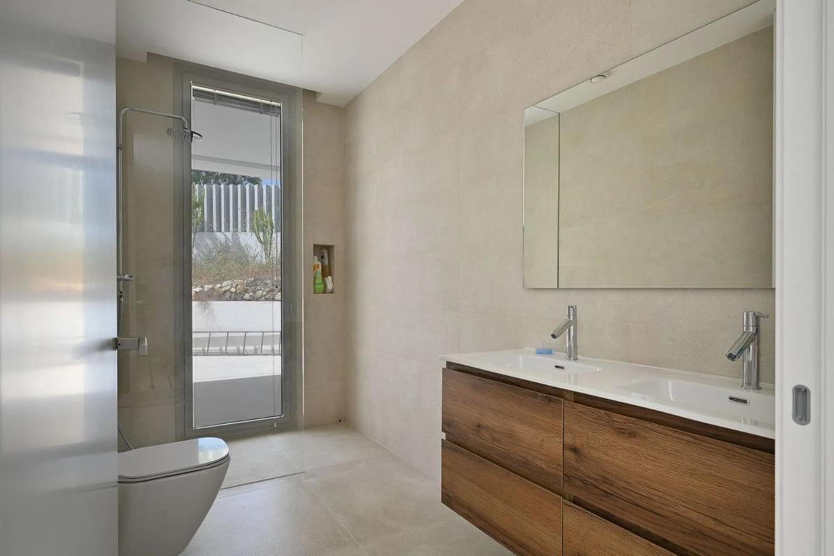 Sale of independent chalet in AV ARAGON-UR MARBESA, Marbella
 photo 2