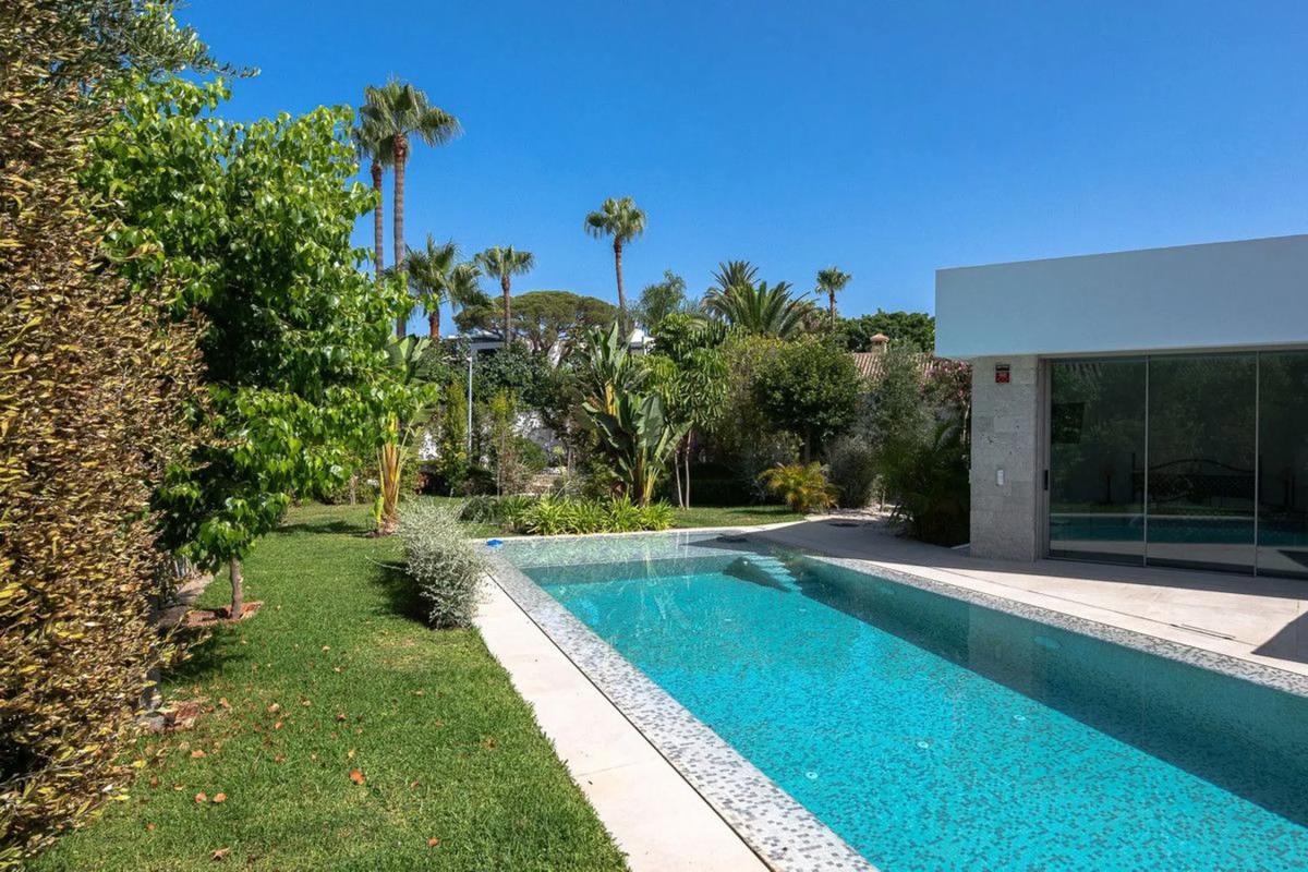 Sale of independent chalet in AV ARAGON-UR MARBESA, Marbella
 photo 4