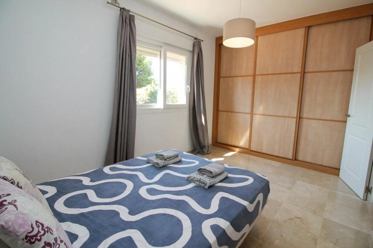 Venta de chalet adosado en  Avenida de los Alisos s/n , Marbella photo 2
