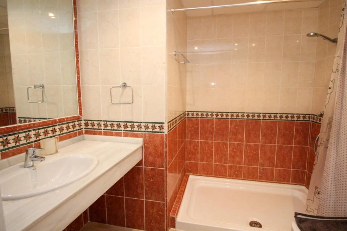 Venta de chalet adosado en  Avenida de los Alisos s/n , Marbella photo 4