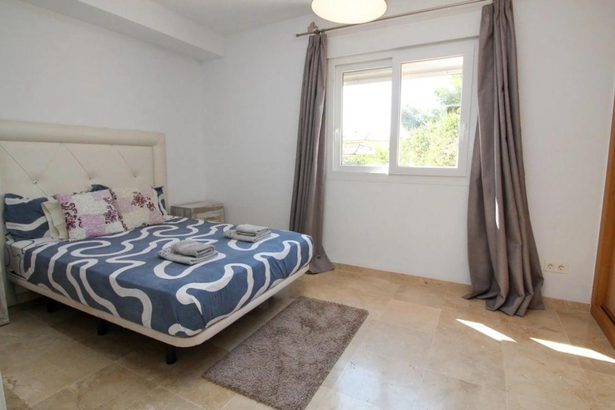 Venta de chalet adosado en  Avenida de los Alisos s/n , Marbella photo 5