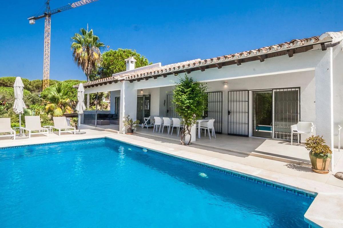 Sale of independent chalet in Avenida de las Cumbres, Marbella
photo 1