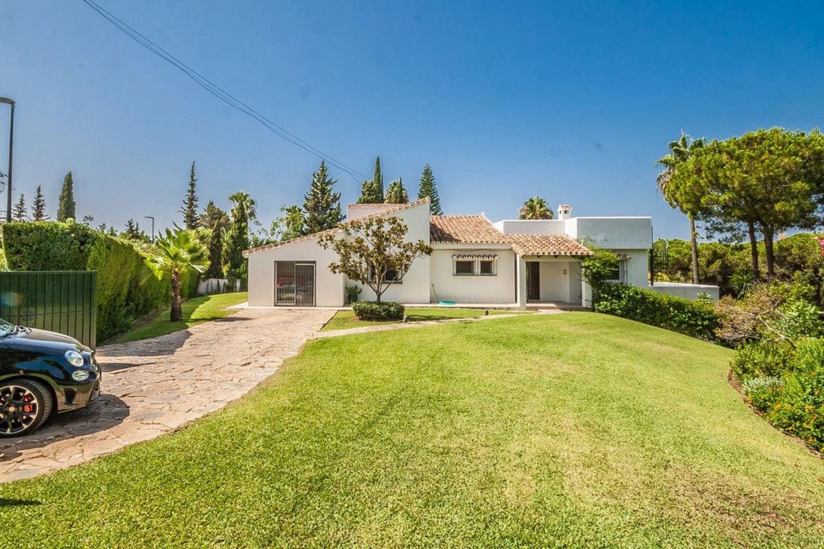 Sale of independent chalet in Avenida de las Cumbres, Marbella
photo 2