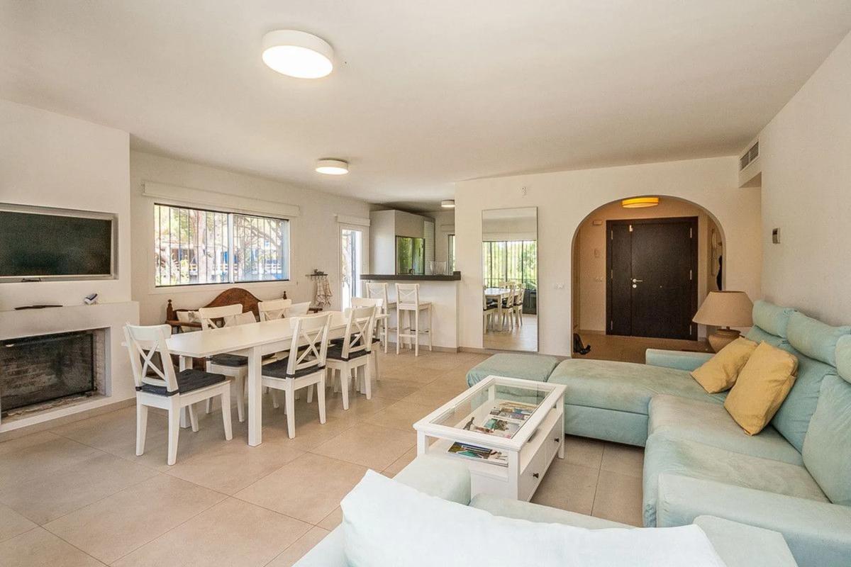 Sale of independent chalet in Avenida de las Cumbres, Marbella
photo 3