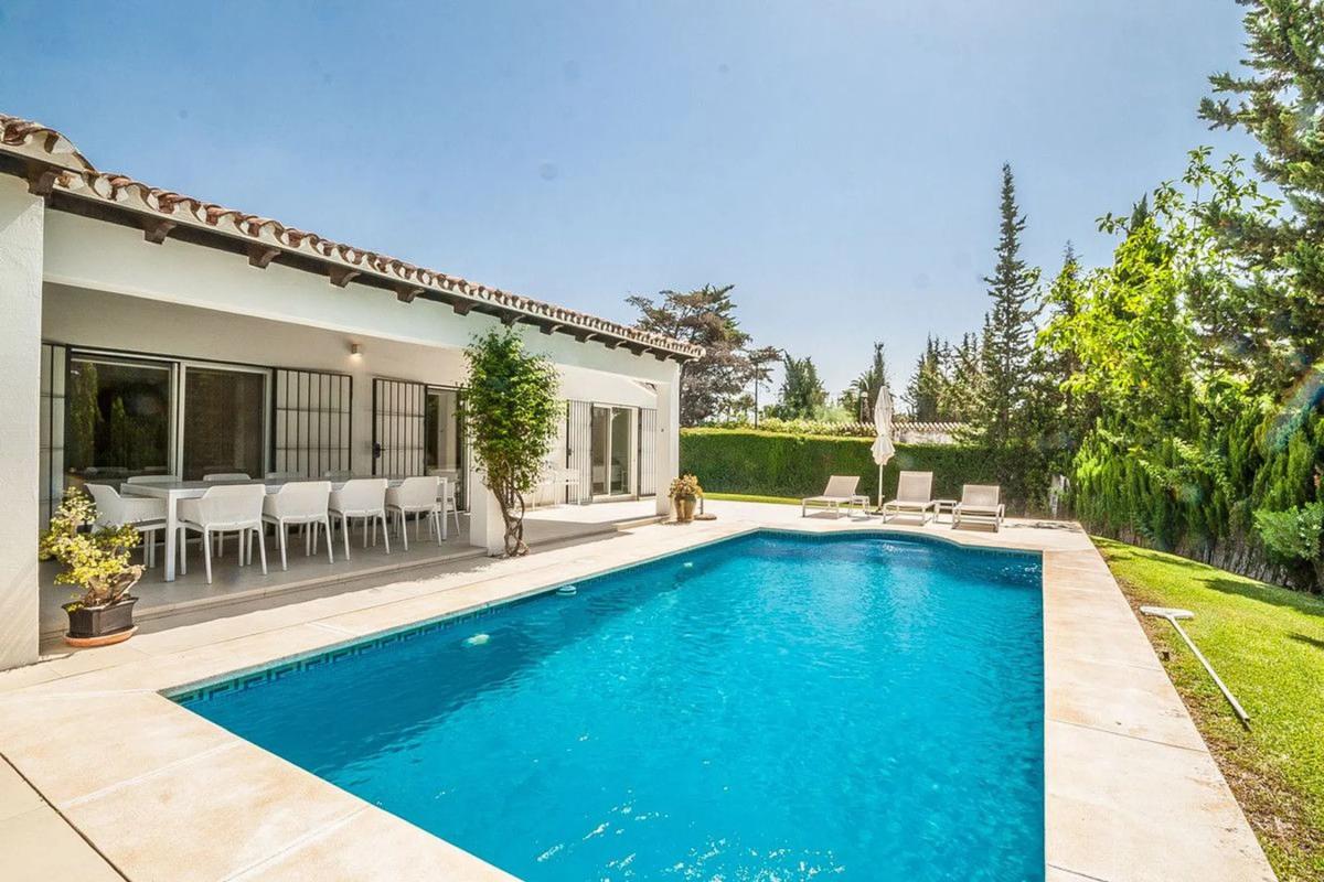 Sale of independent chalet in Avenida de las Cumbres, Marbella
photo 5