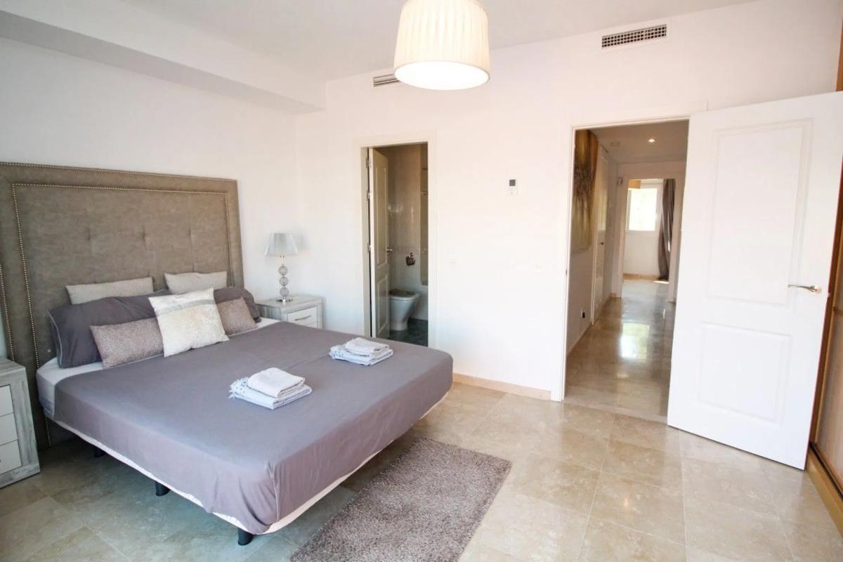 Venta de chalet adosado en  Urbanización Artola Baja , Marbella photo 2