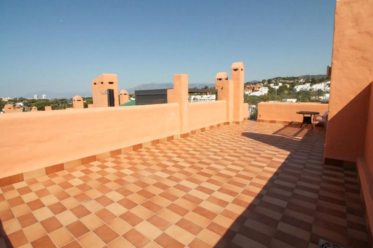 Venta de chalet adosado en  Urbanización Artola Baja , Marbella photo 3