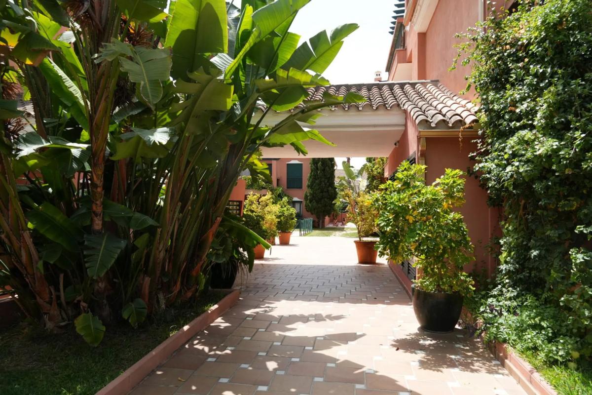 Sprzedaż mieszkania w Calle de los Alcotanes, Marbella
photo 2