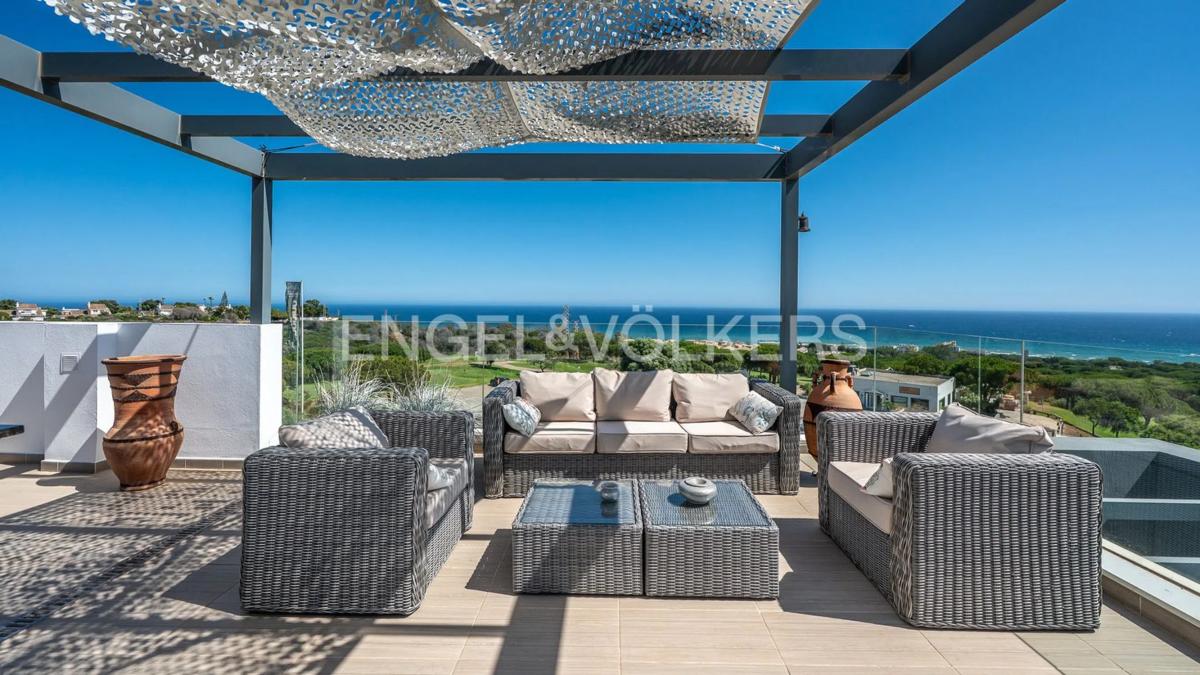 Sprzedaż niezależnego domku jednorodzinnego w Avenida de los Acebos, Marbella photo 2