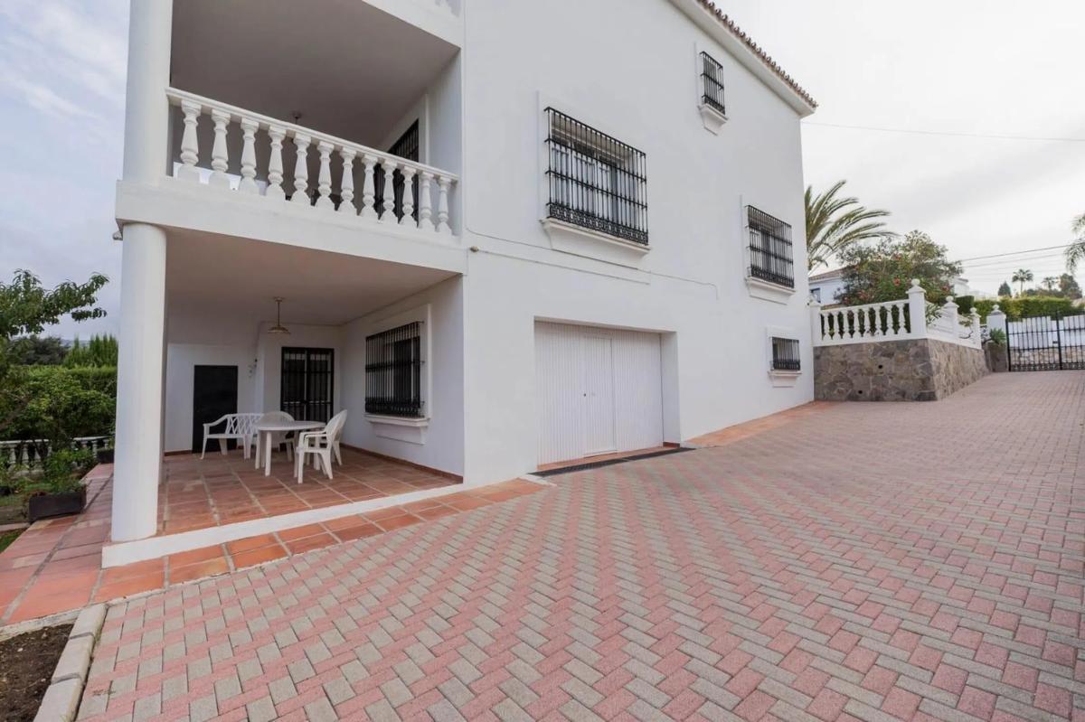 Sprzedaż niezależnego domku jednorodzinnego w Paseo de Bolivia, Marbella photo 4