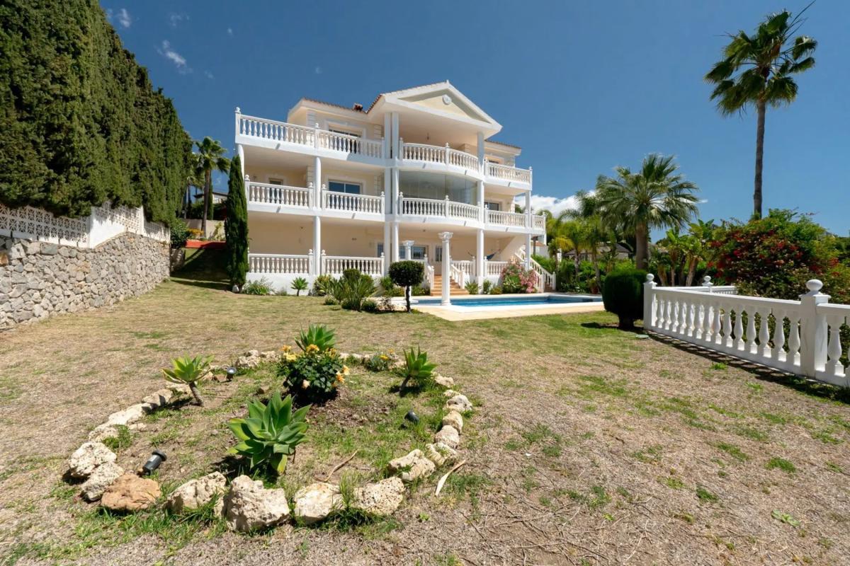 Sprzedaż niezależnego domku jednorodzinnego w Barrio Elviria, Marbella photo 1