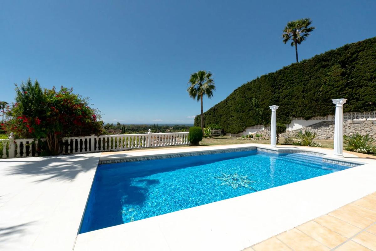 Sprzedaż niezależnego domku jednorodzinnego w Barrio Elviria, Marbella photo 2